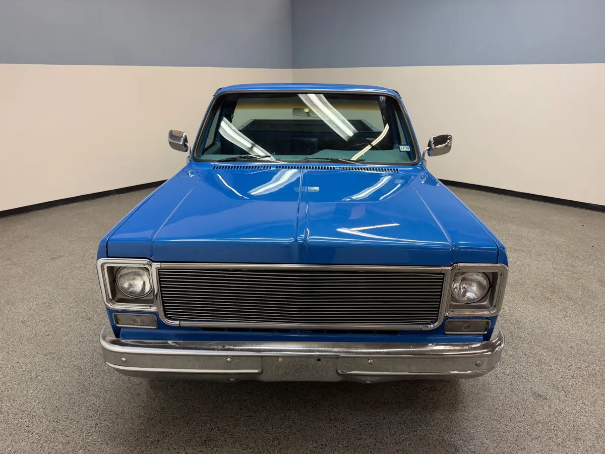 Vehicle photo 9