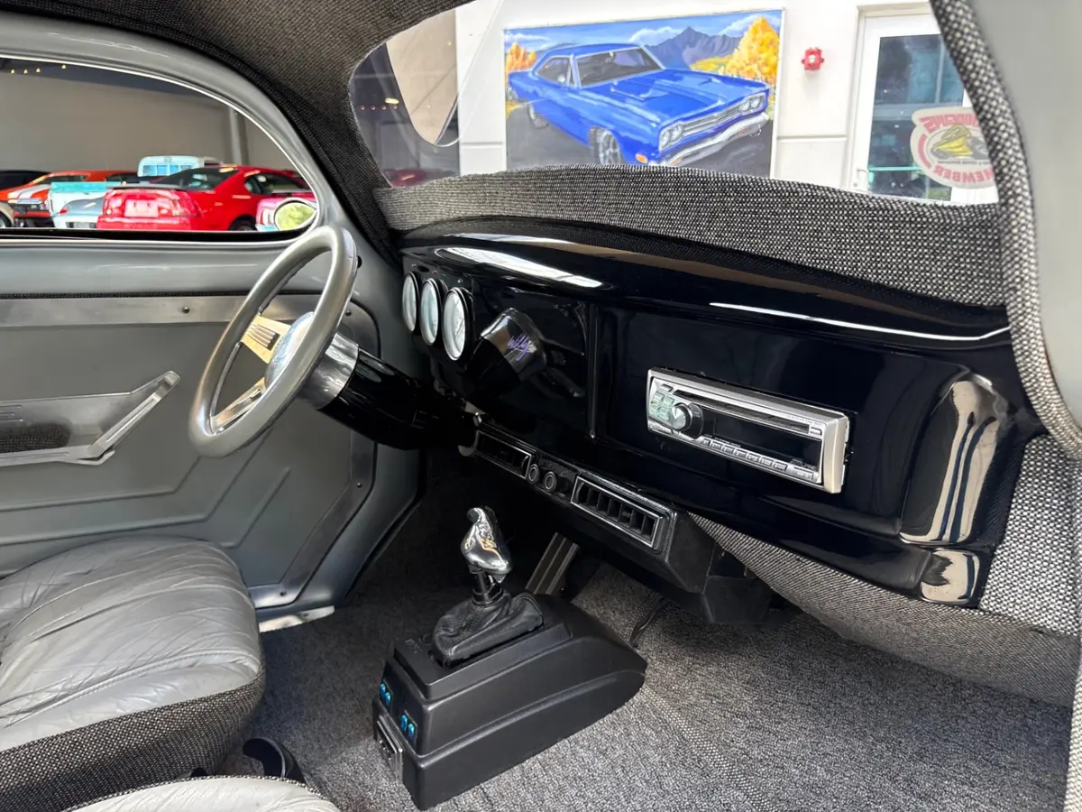 Vehicle photo 37