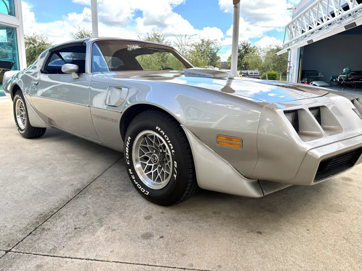 Vehicle photo 19