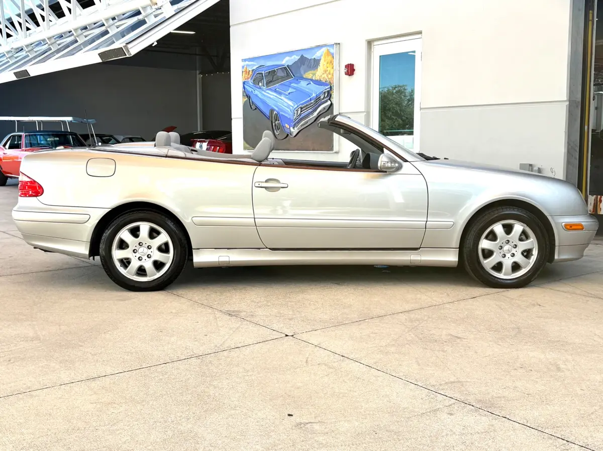 Vehicle photo 5