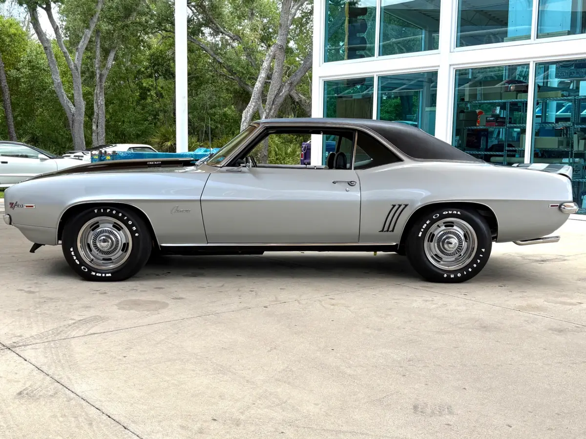 Vehicle photo 10