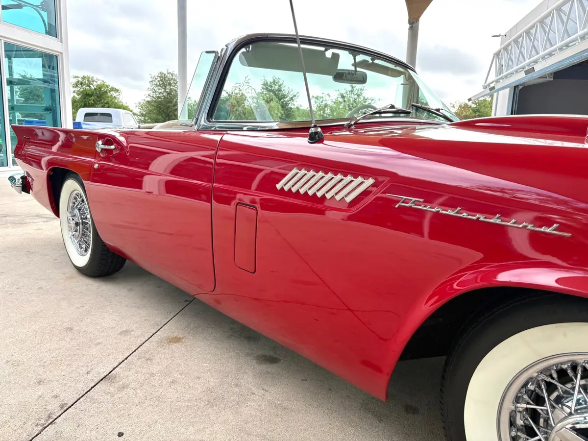 Vehicle photo 19