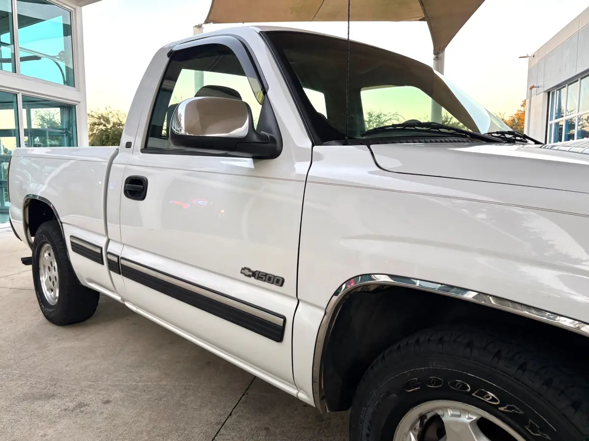 Vehicle photo 18