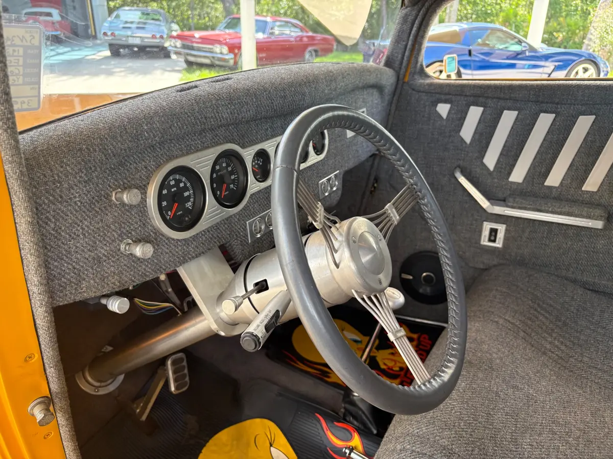Vehicle photo 28