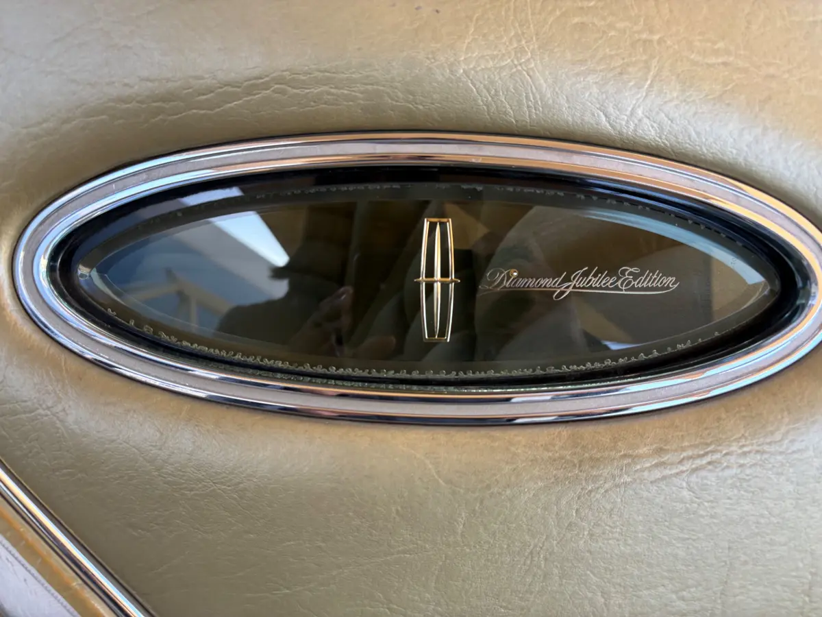 Vehicle photo 24