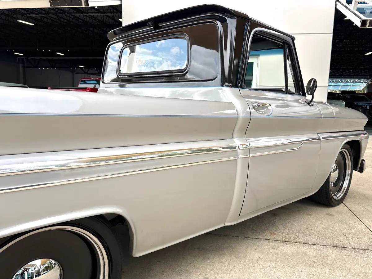 Vehicle photo 17