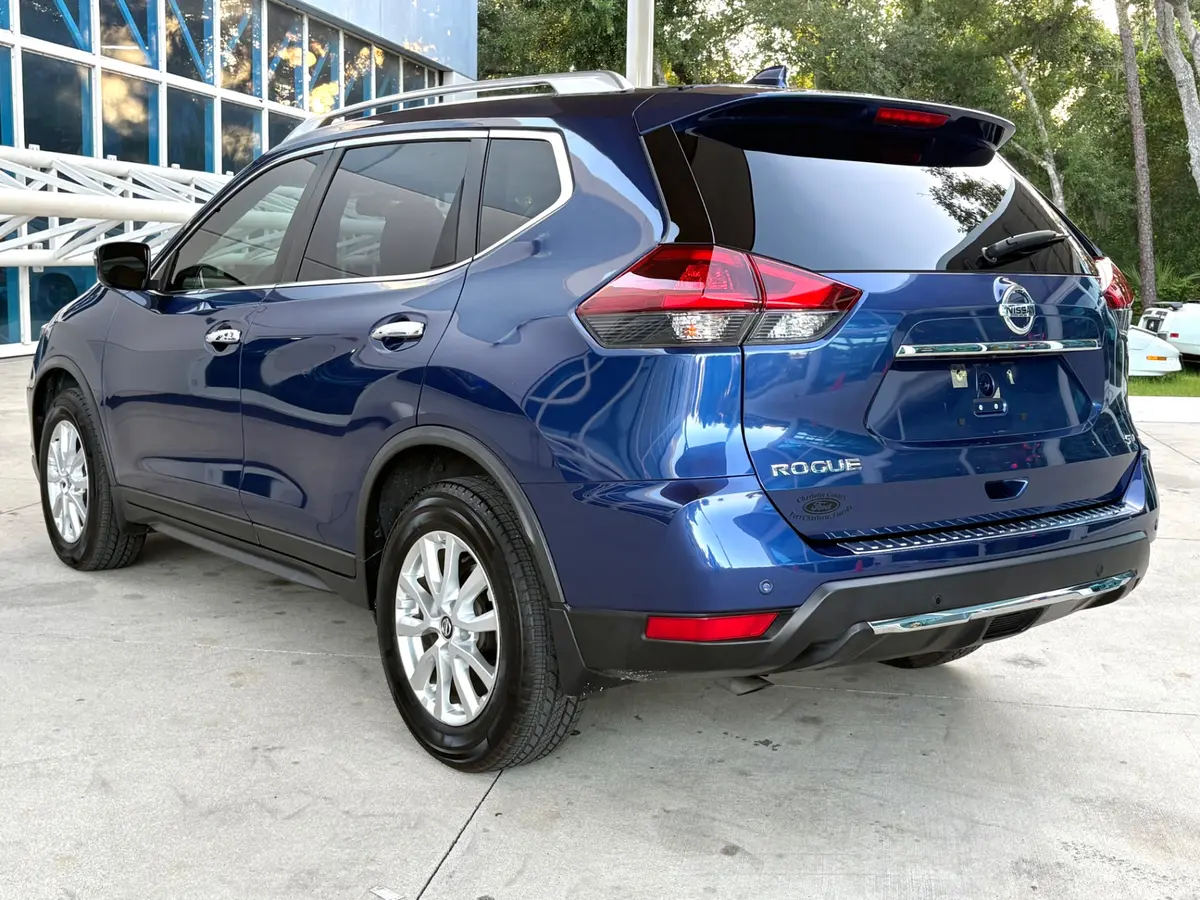 Vehicle photo 9