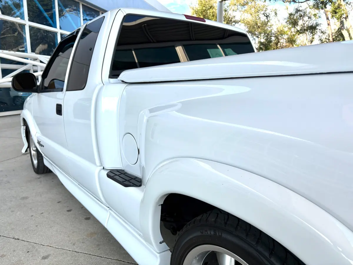 Vehicle photo 15
