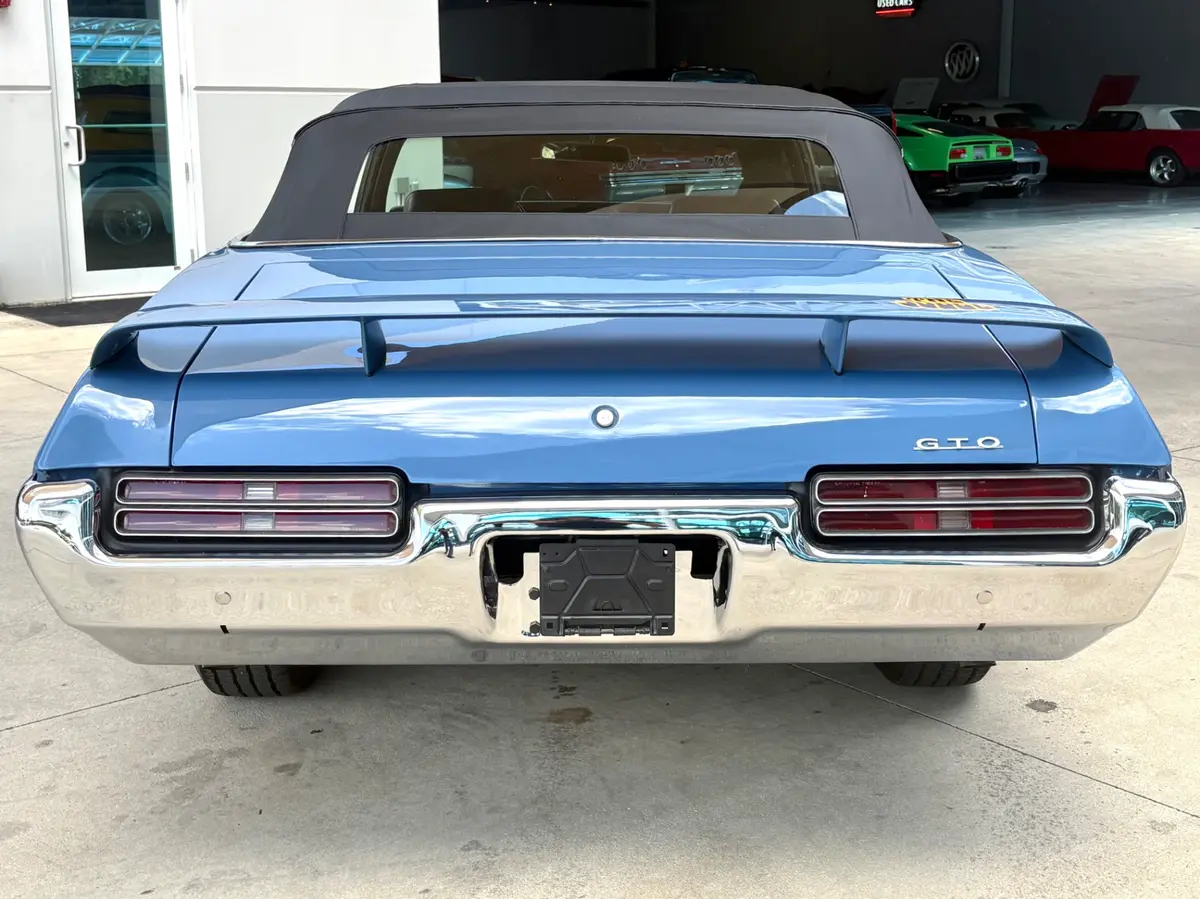 Vehicle photo 23
