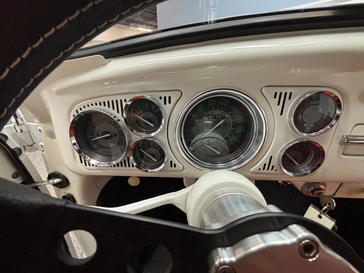 Vehicle photo 33