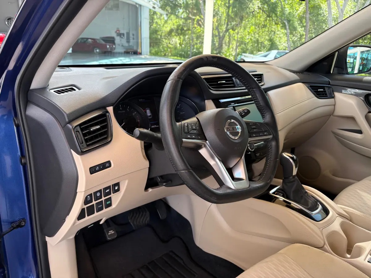 Vehicle photo 30