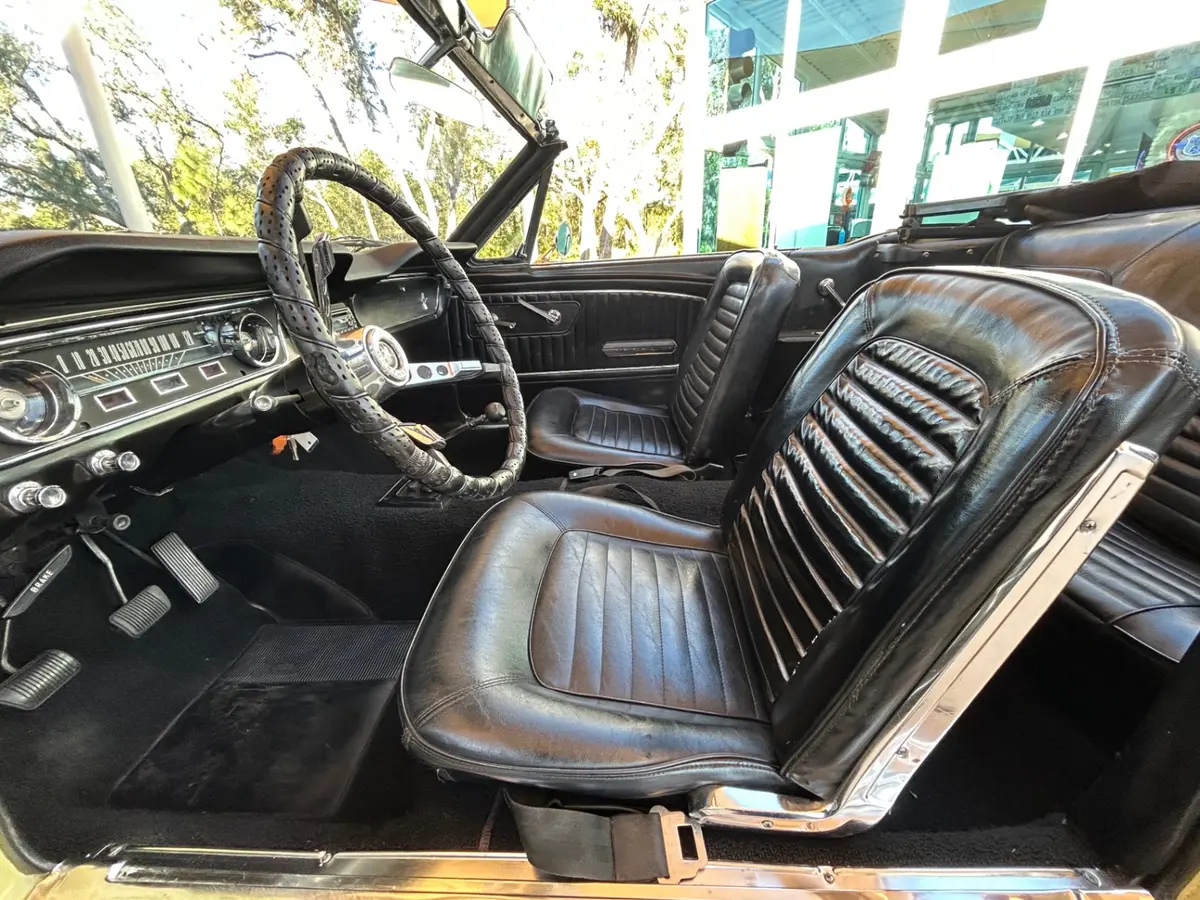 Vehicle photo 25
