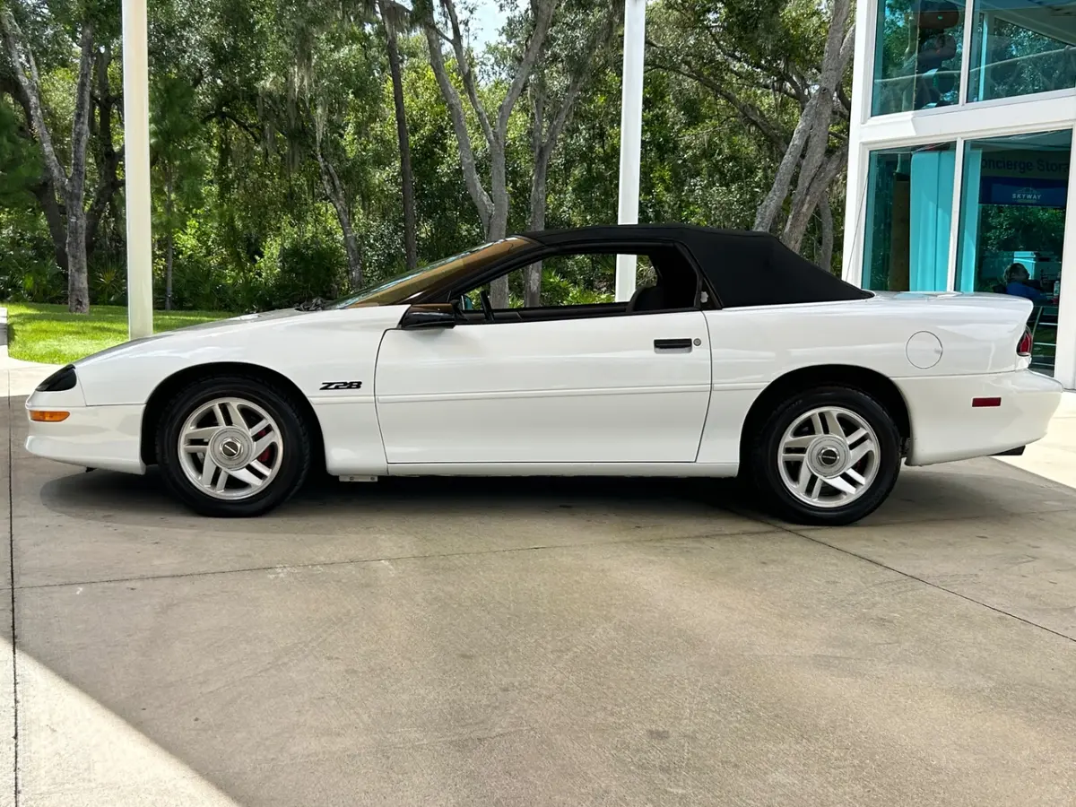 Vehicle photo 12