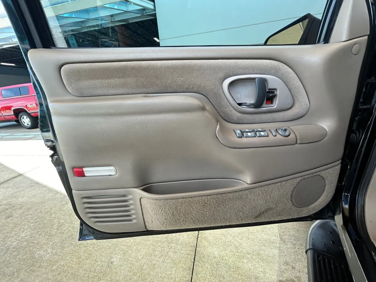 Vehicle photo 17