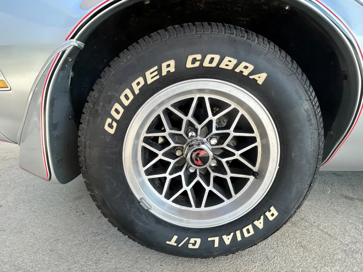 Vehicle photo 14