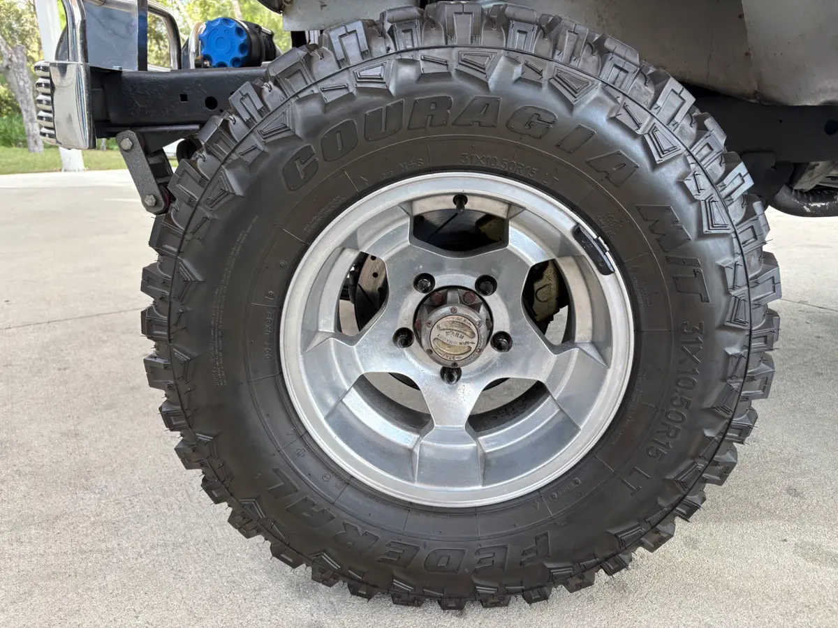 Vehicle photo 21