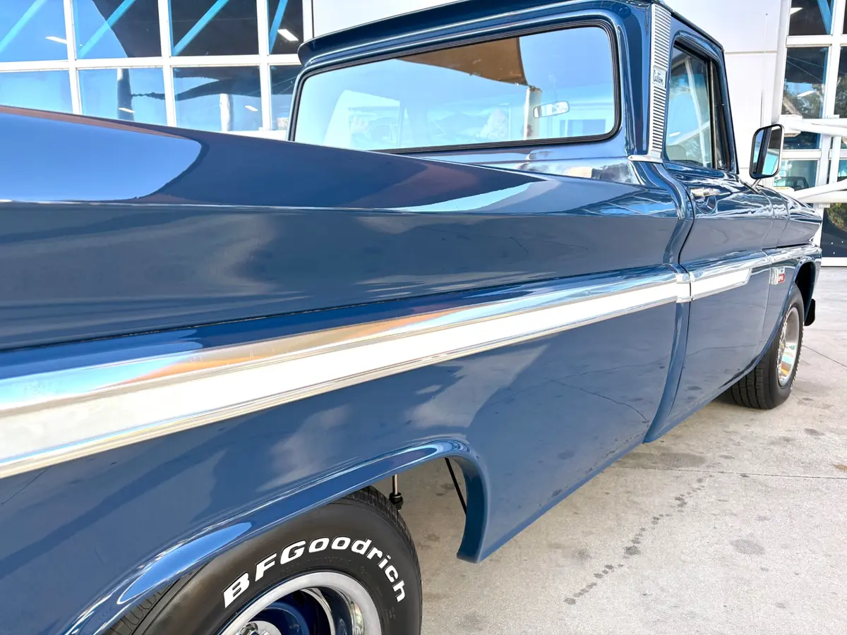 Vehicle photo 17