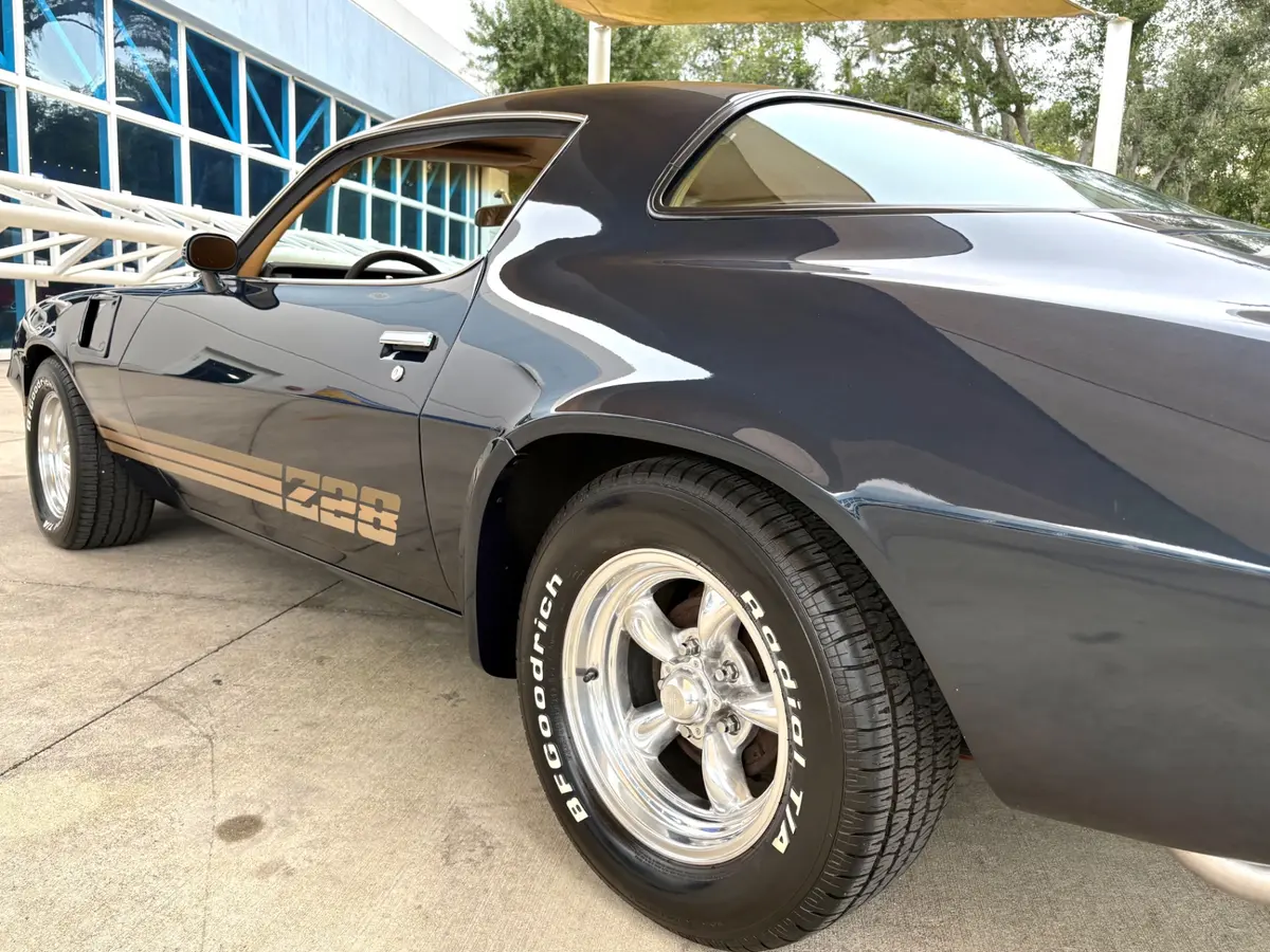 Vehicle photo 14
