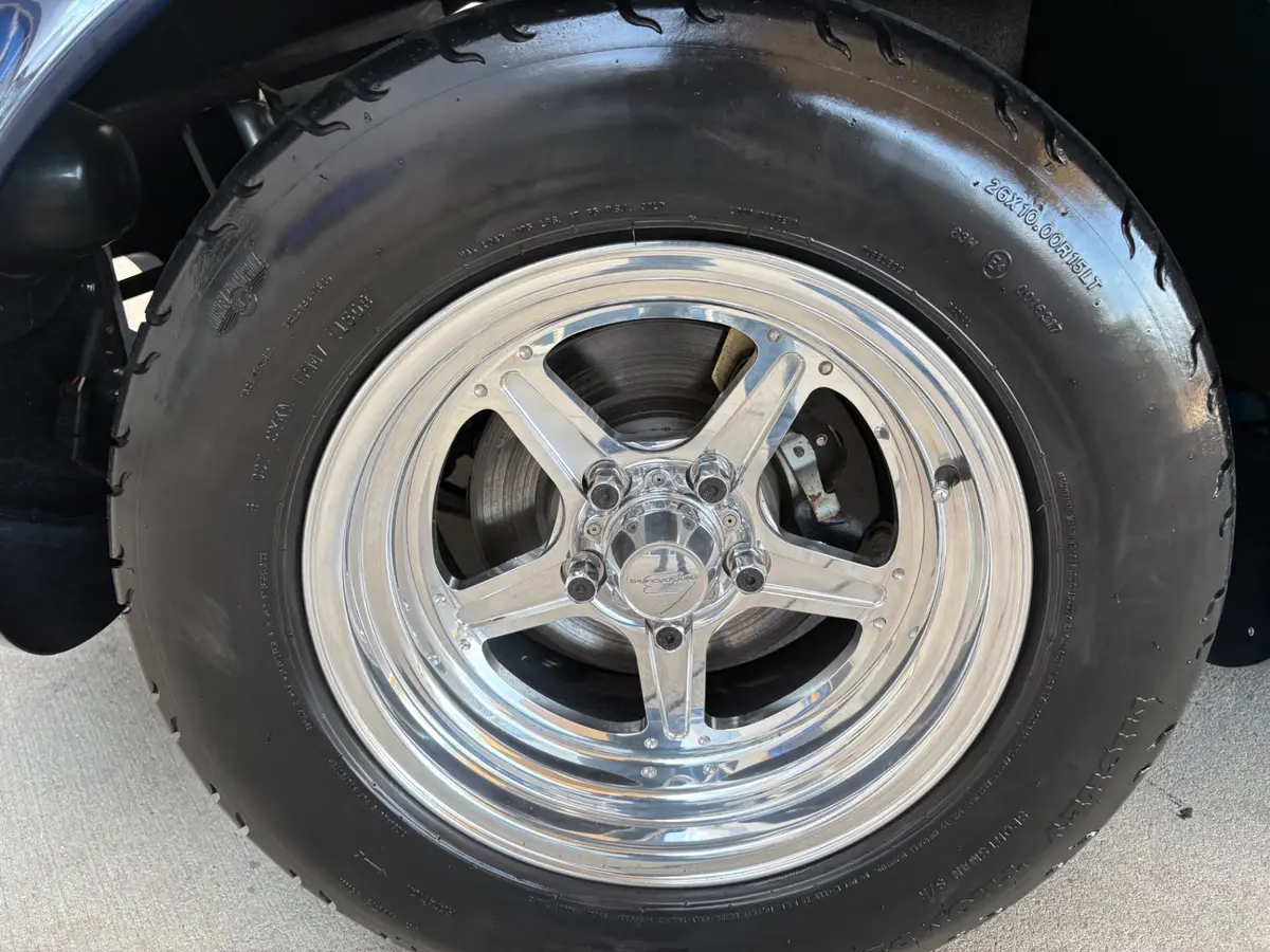 Vehicle photo 25