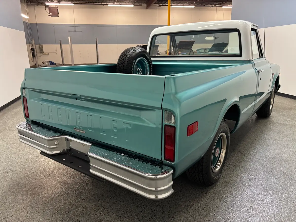 Vehicle photo 7