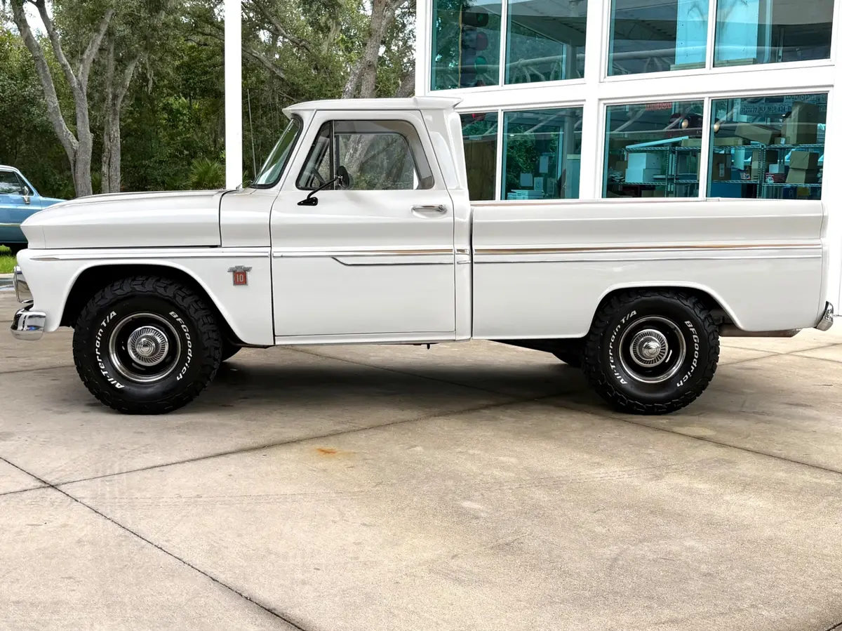 Vehicle photo 10