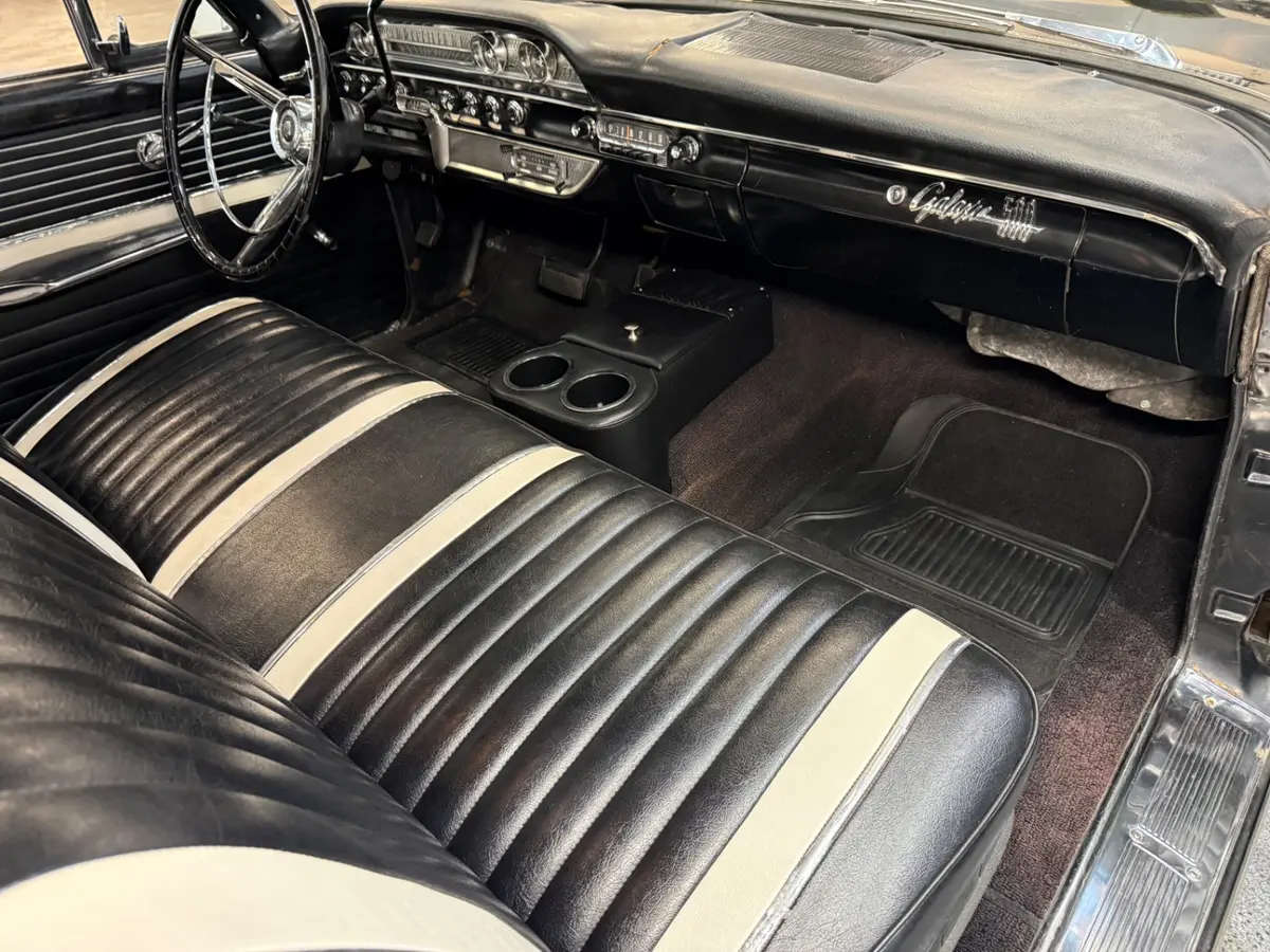 Vehicle photo 33