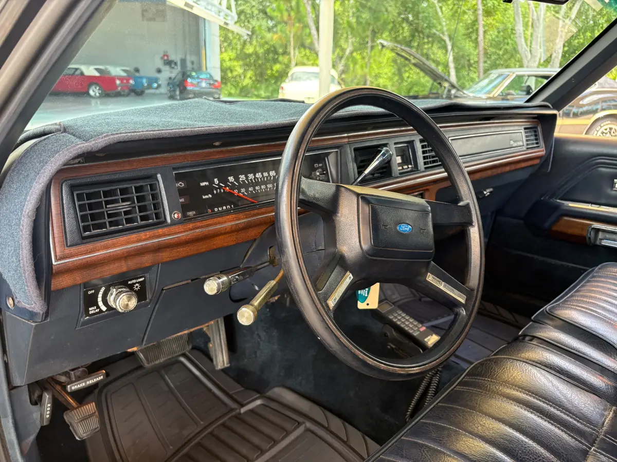 Vehicle photo 31