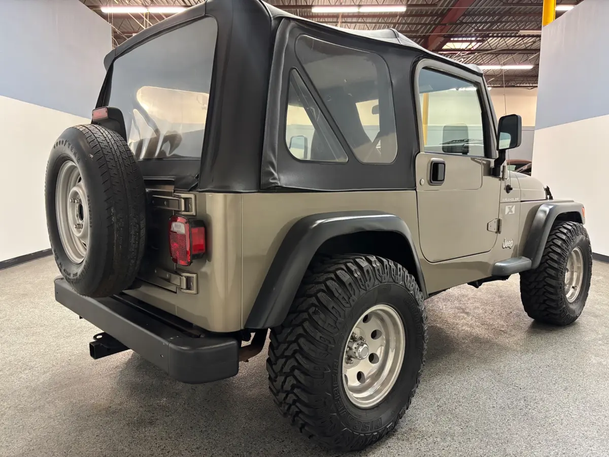 Vehicle photo 7