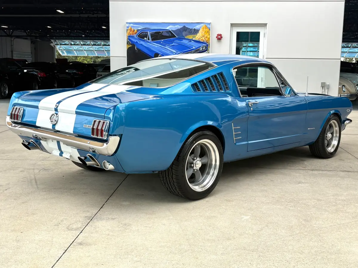 Vehicle photo 6