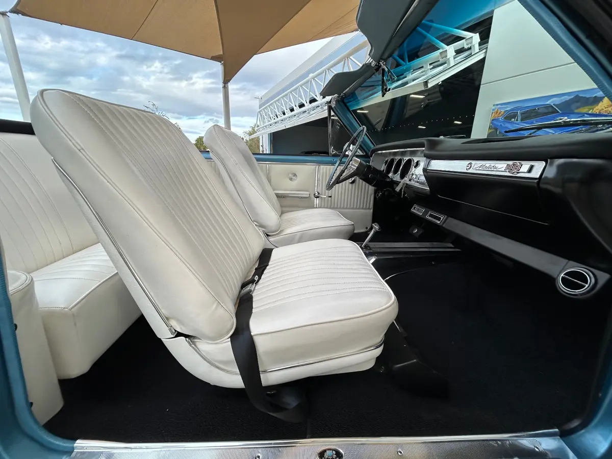 Vehicle photo 28