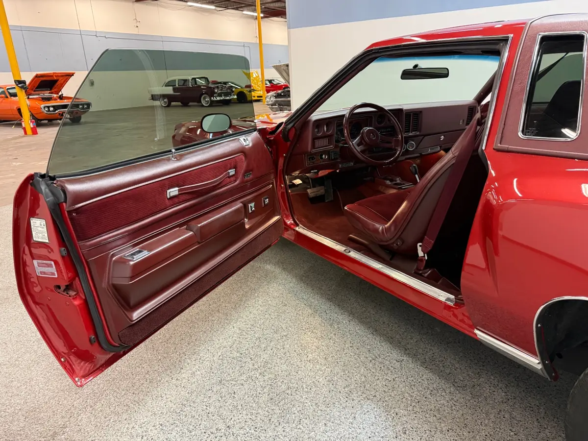 Vehicle photo 30