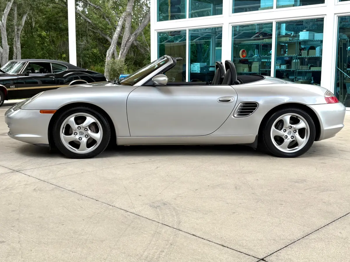 Vehicle photo 10