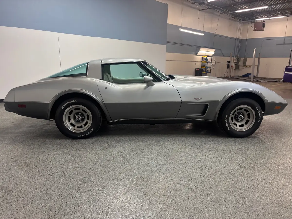 Vehicle photo 8