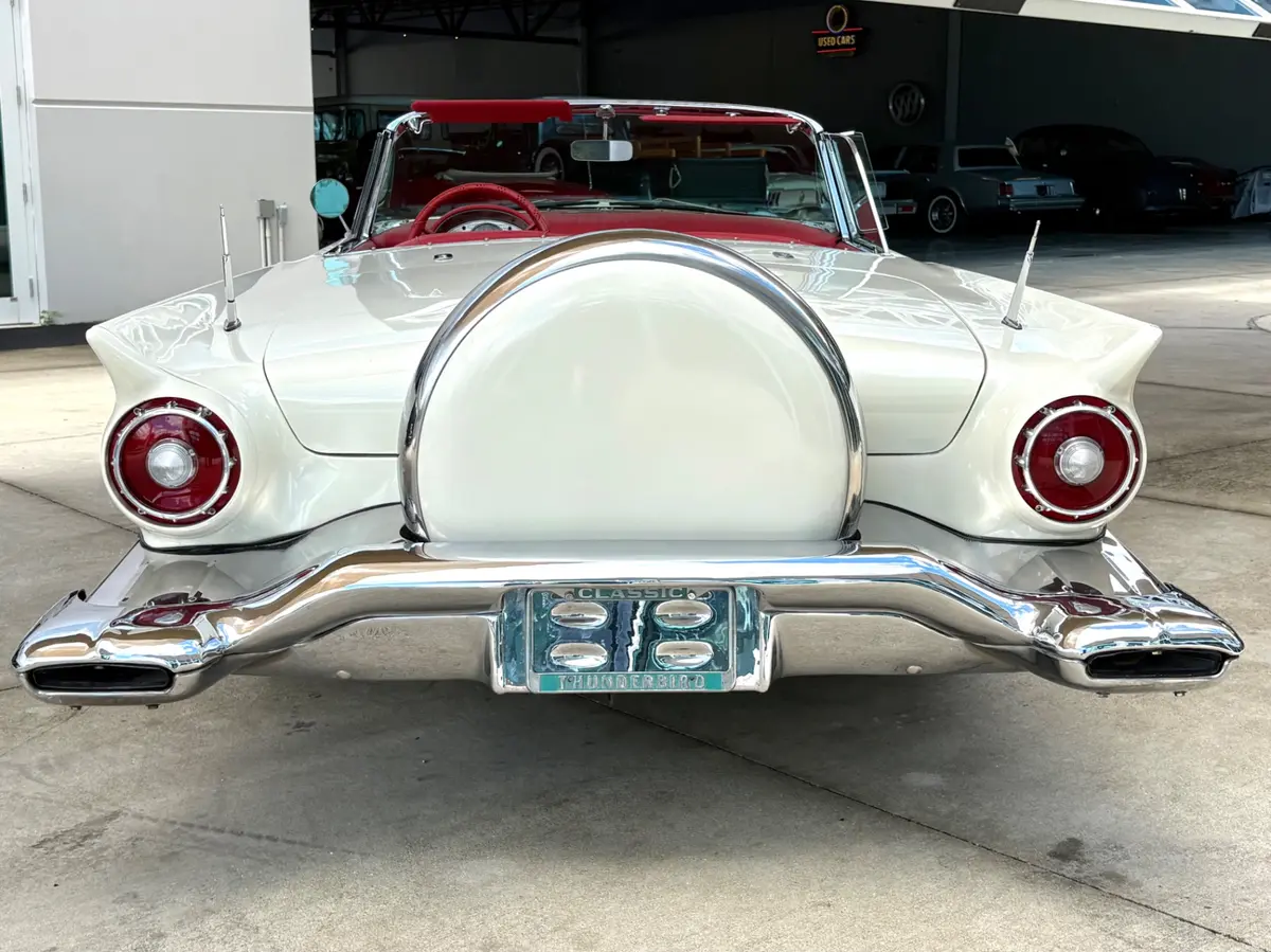 Vehicle photo 7