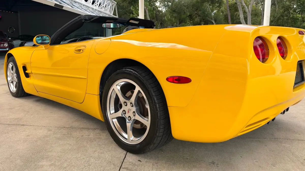 Vehicle photo 14