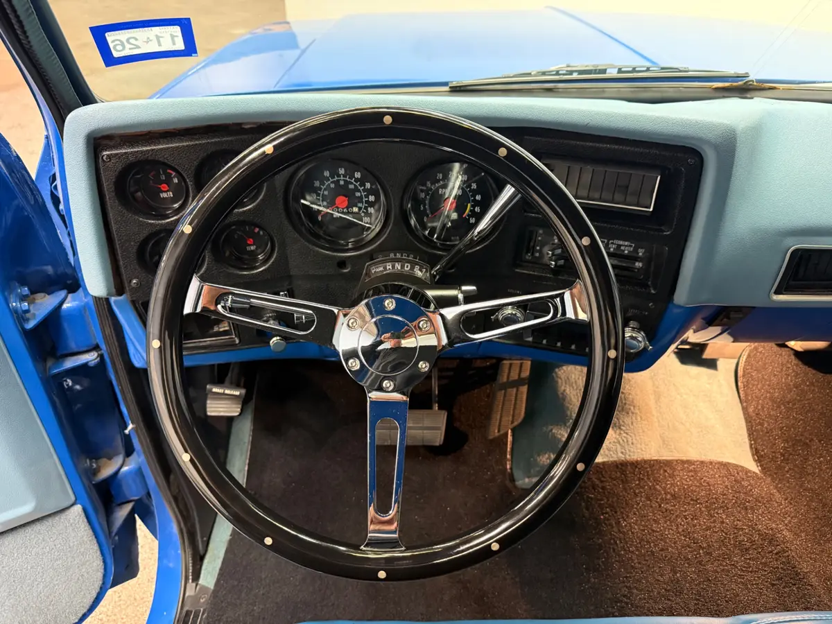 Vehicle photo 21