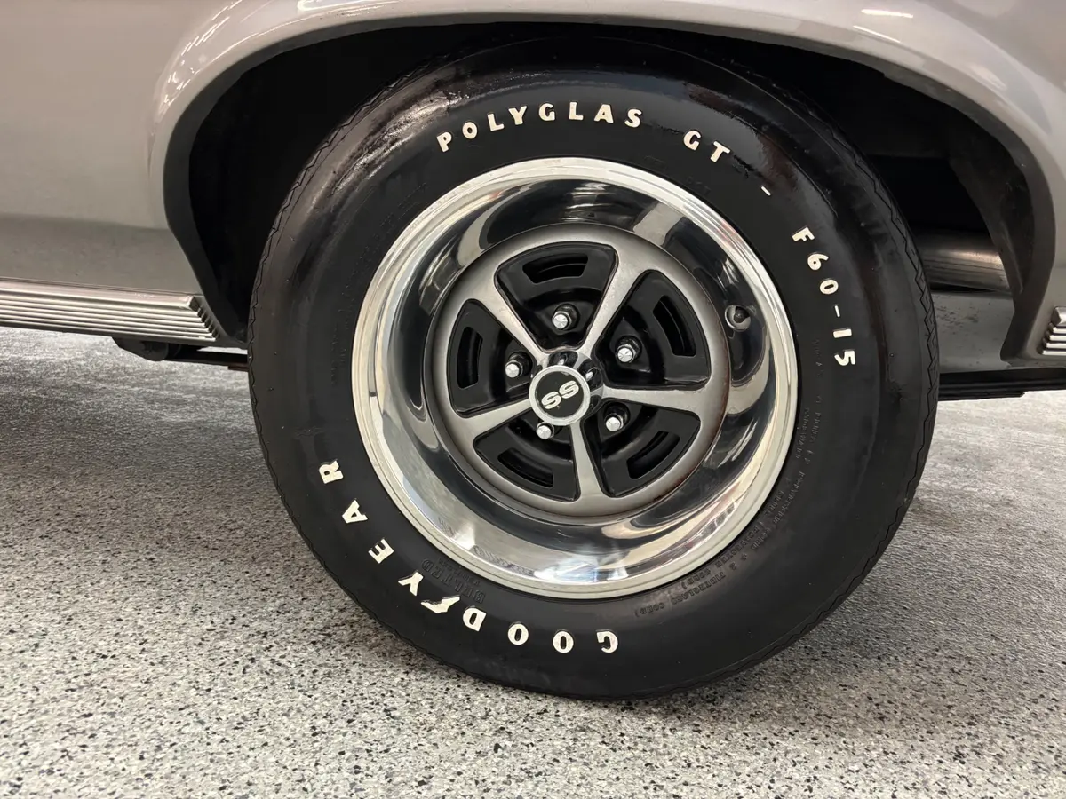 Vehicle photo 11