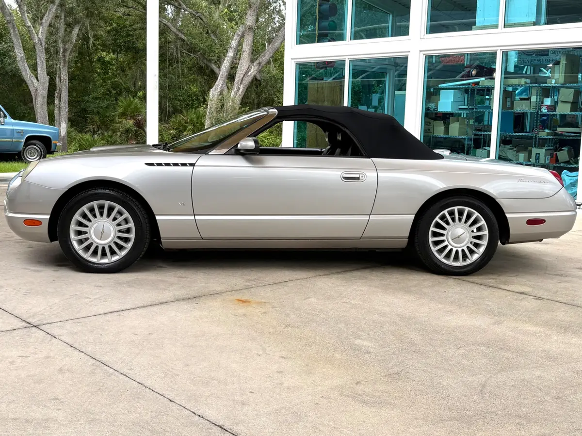 Vehicle photo 24