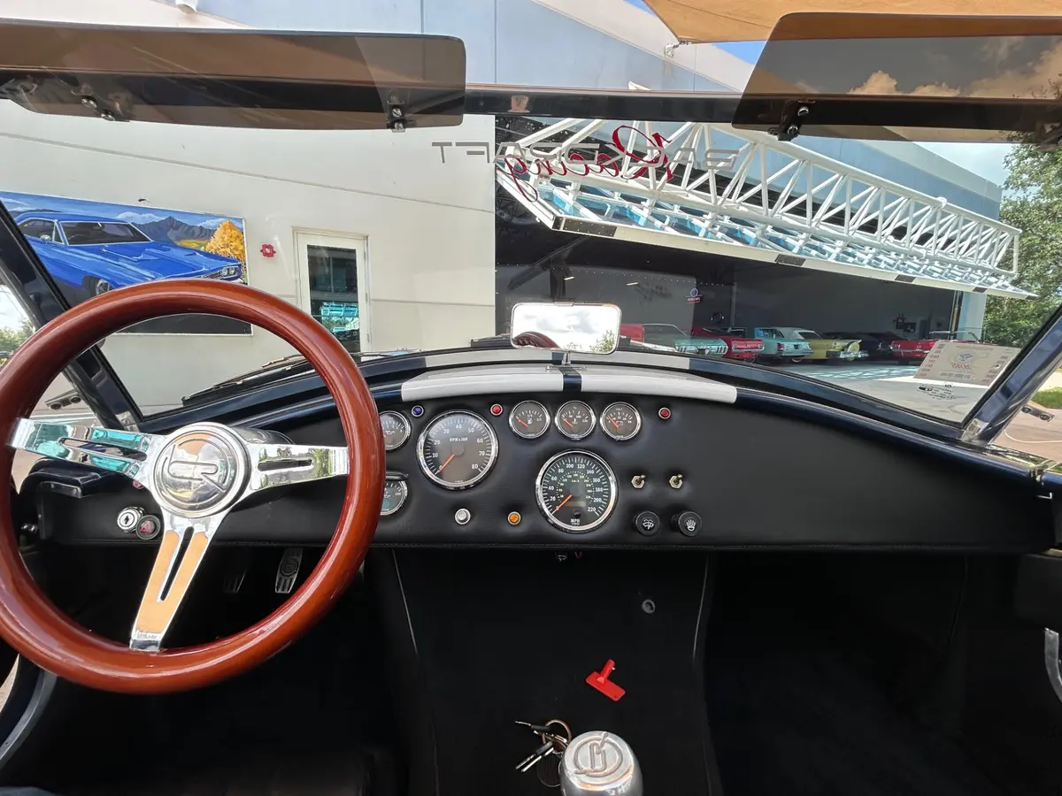 Vehicle photo 33
