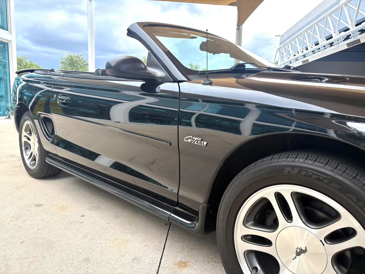 Vehicle photo 18