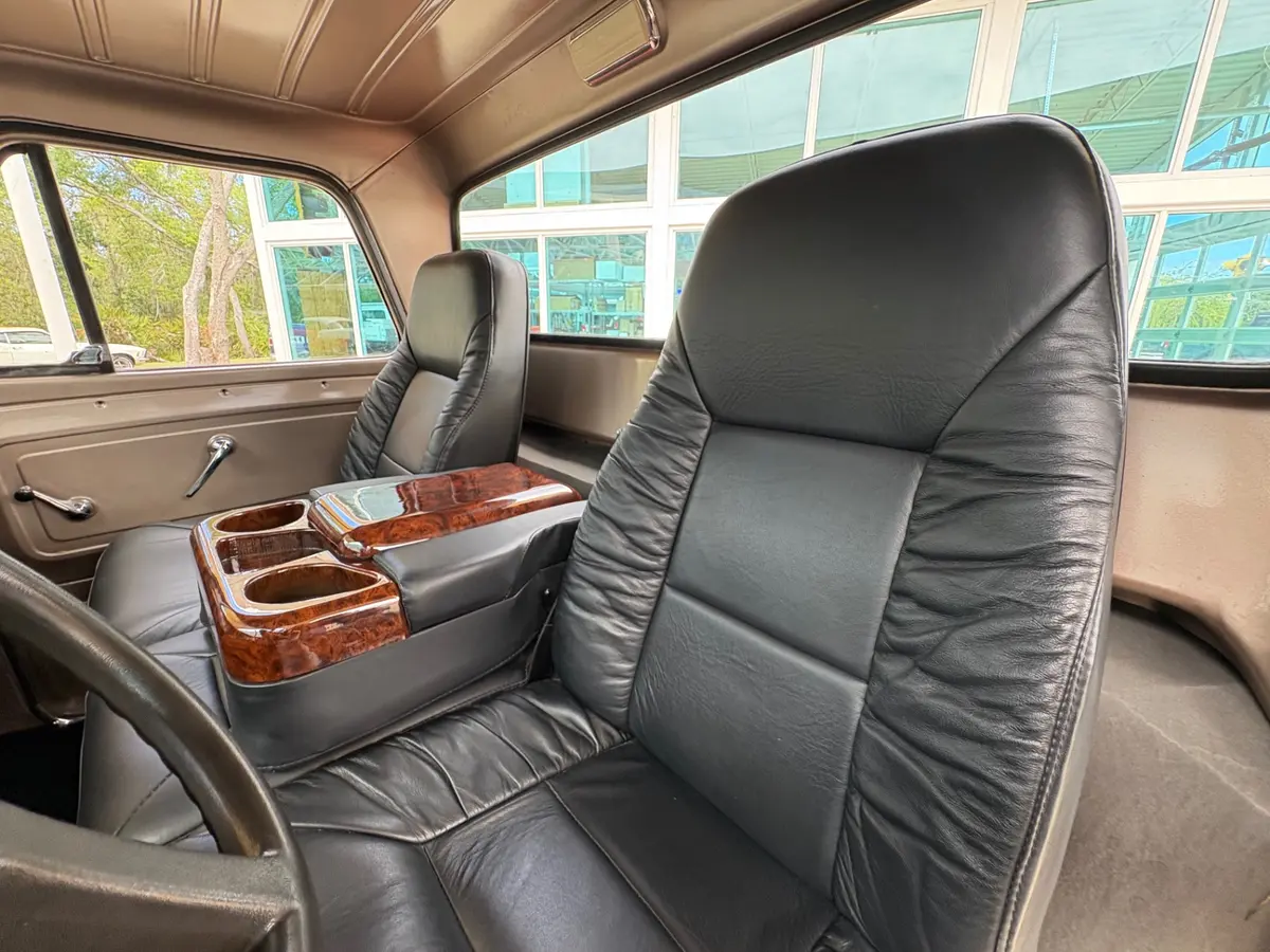 Vehicle photo 33