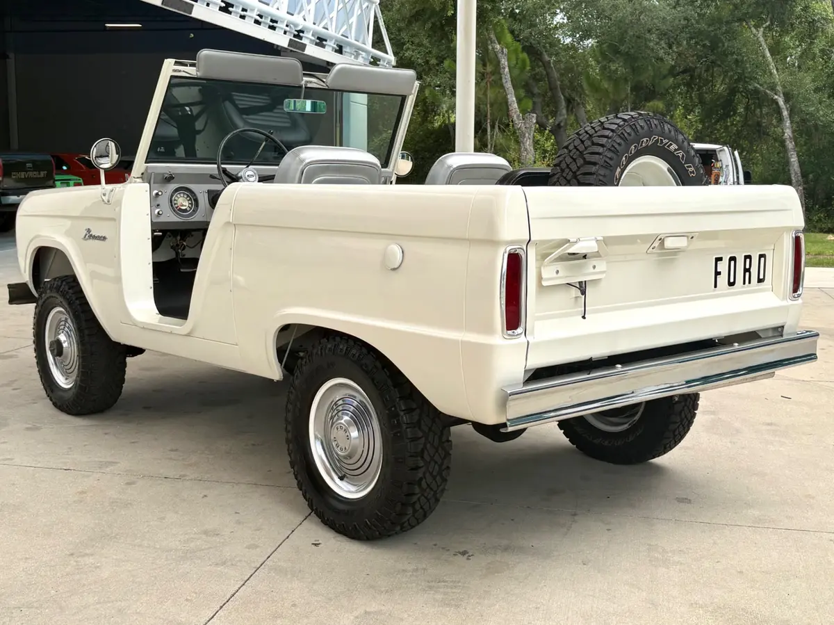Vehicle photo 9