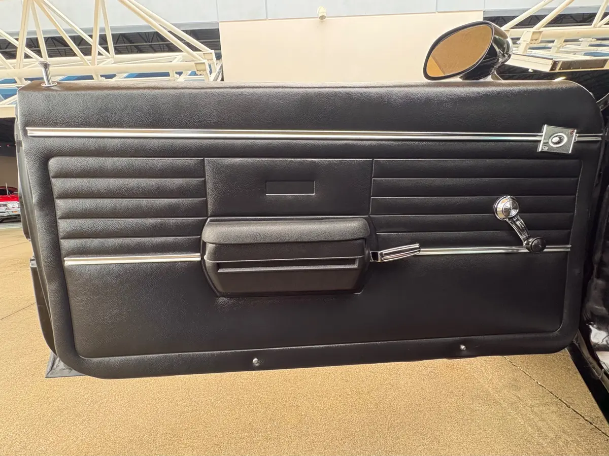 Vehicle photo 30