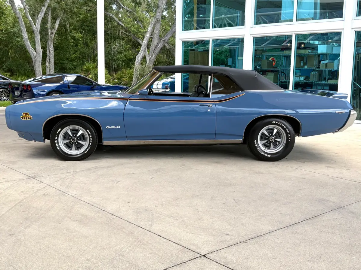 Vehicle photo 24