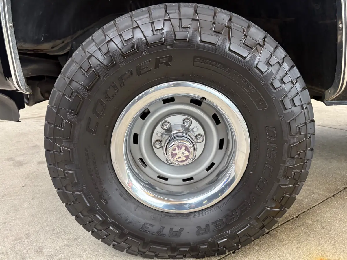 Vehicle photo 21