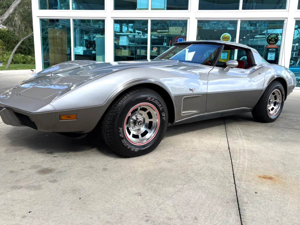 Vehicle photo 12