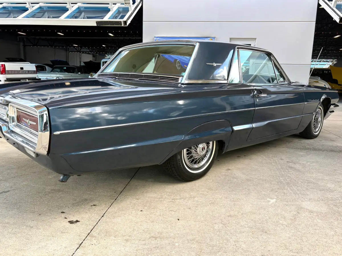 Vehicle photo 16