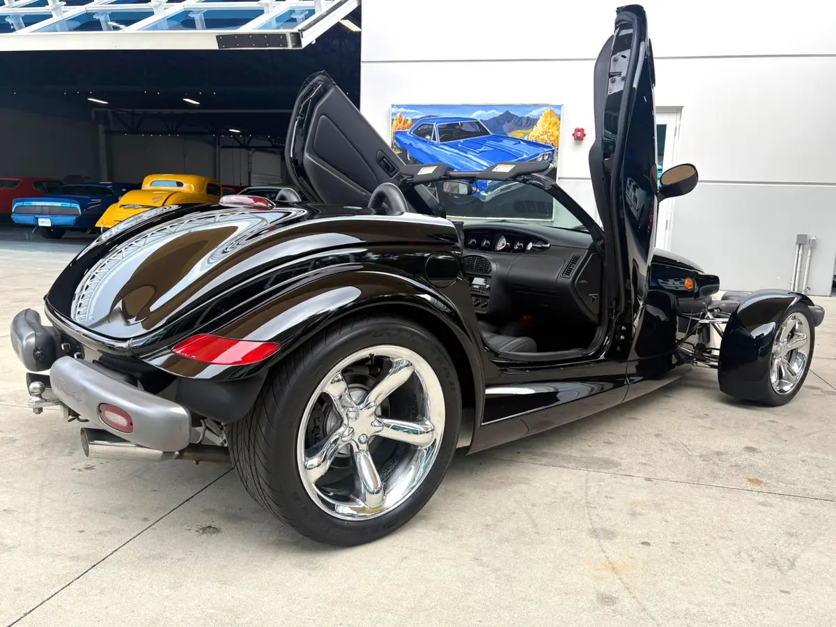 Vehicle photo 23