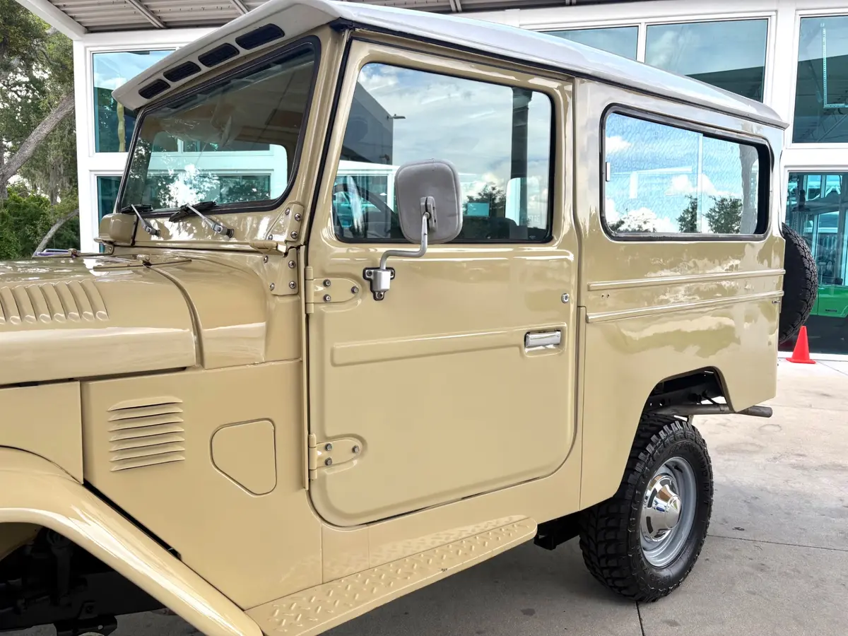 Vehicle photo 12