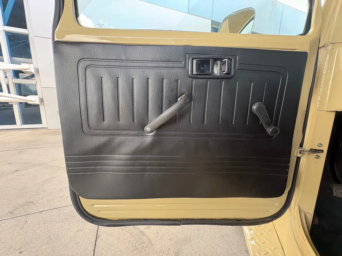 Vehicle photo 30